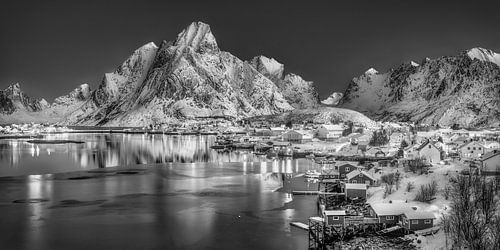 Winterlandschap van de Lofoten in Noorwegen. Zwart-wit beeld.
