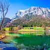 Le Hochkalter se reflète dans le lac Hintersee à Ramsau près de Berchtesgaden sur Christa Kramer