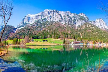 Le Hochkalter se reflète dans le lac Hintersee à Ramsau près de Berchtesgaden