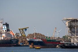 Der Amsterdamer Hafen in Betrieb mit seinen Ladungen und Schiffen. von scheepskijkerhavenfotografie