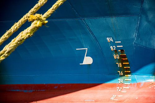 Vrachtschepen in de haven leeg of geladen aan de kade.