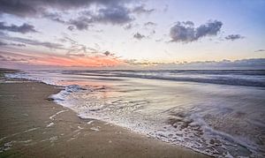 Coucher de soleil à la plage sur Pieter van Roijen