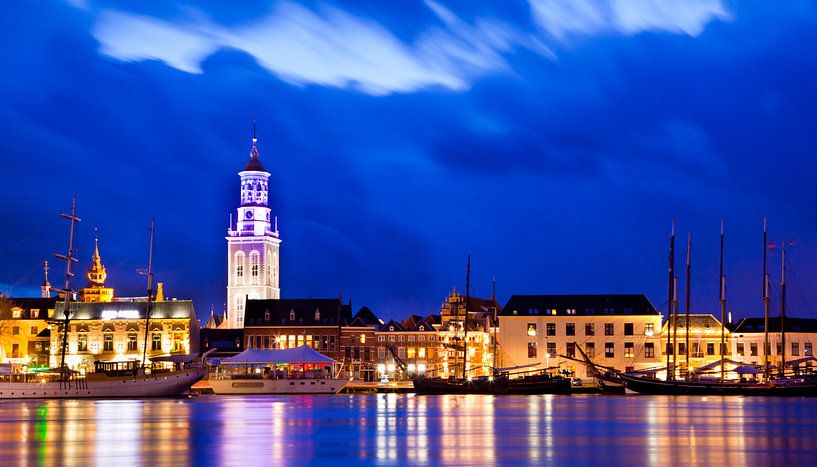 Kampen aan de IJssel in het blauwe uur by Rudmer Zwerver