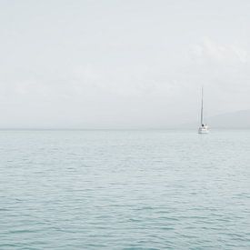 Zeilboot op Caribische zee in rustgevende blauwe tinten van Marleen Dalhuijsen