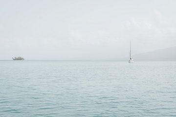 Zeilboot op Caribische zee in rustgevende blauwe tinten