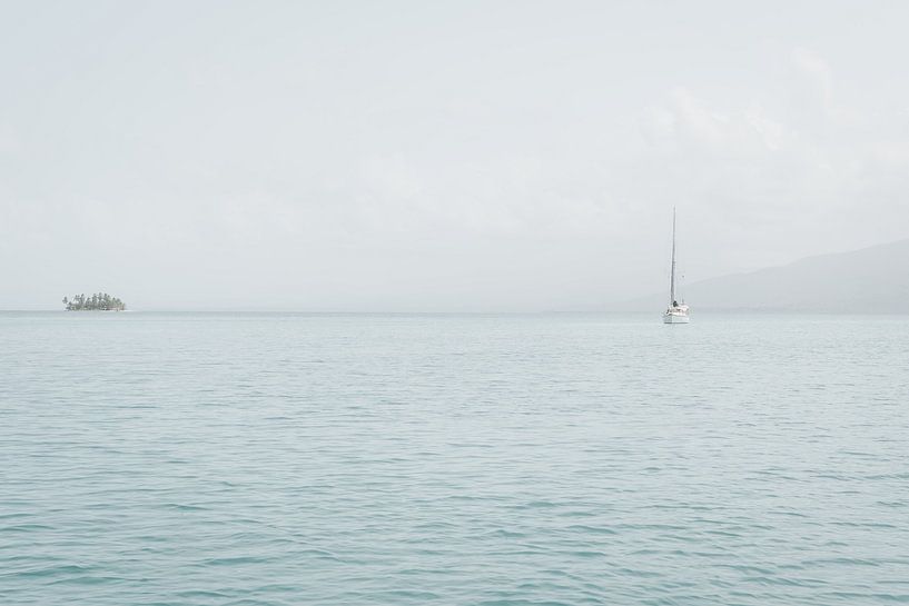 Zeilboot op Caribische zee in rustgevende blauwe tinten van Marleen Dalhuijsen