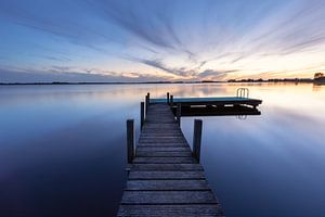 Steg am Wasser bei Sonnenuntergang