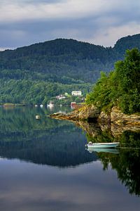 Stille zwischen Berg und Wasser in Norwegen