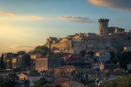 Blick auf das mittelalterliche Dorf Capalbio in der Maremma, Italien, bei Sonnenuntergang von Stefano Orazzini