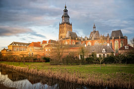 Der Walburg-Turm in Zutphen, mit Wolken.