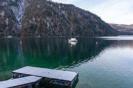 Bootssteg mit kleinem Boot auf dem Achensee in Tirol Österreich im Winter