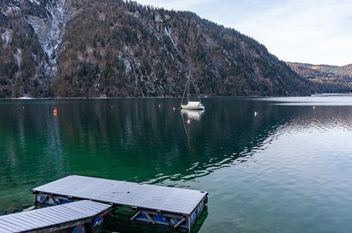 Embarcadère avec petit bateau sur le lac Achensee dans le Tyrol autrichien en hiver sur Animaflora PicsStock