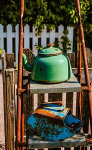 Vintage Teekanne in Grün & blaue Metallschütte – Rostige Stufen