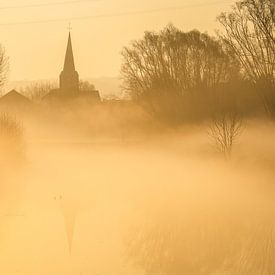 Kerk van Grimminge langs de Dender in sfeervol ochtendlicht van Sandy Spaenhoven Photography