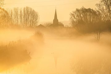 Kerk van Grimminge langs de Dender in sfeervol ochtendlicht van Sandy Spaenhoven Photography