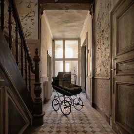 Oude kinderwagen in de gang van Vivian Teuns