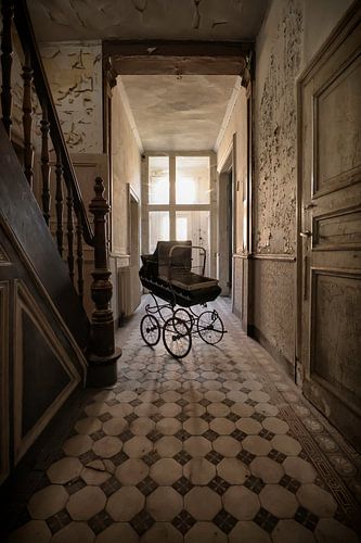 Oude kinderwagen in de gang van Vivian Teuns