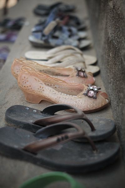 Rangée de chaussures pour enfants par Karel Ham