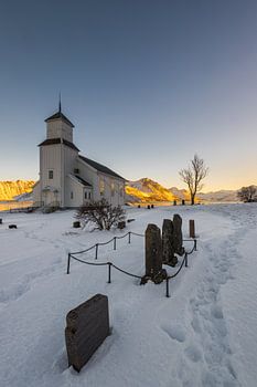 Kerk in Gimsoy op de Lofoten in Noorwegen met oud besneeuwd kerkhof in de winter
