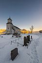 Kerk in Gimsoy op de Lofoten in Noorwegen met oud besneeuwd kerkhof in de winter van Robert Ruidl thumbnail