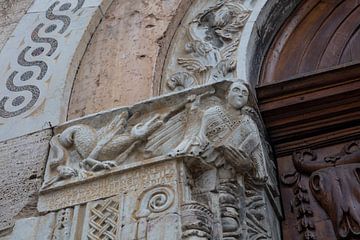 Engel op de kerk of Sint Michael de Aartsengel in Bevagna, Italië