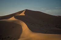 Een minimale weergave van zonsopkomst in de Sahara