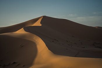 A minimal view of sunrise in the Sahara desert