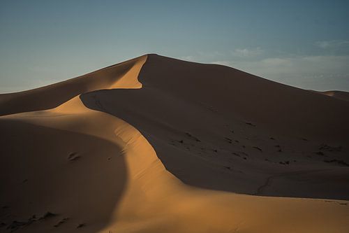 Een minimale weergave van zonsopkomst in de Sahara