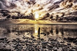 Prachtige zonsondergang boven de waddenzee bij Sexbierum van Pier de Haan