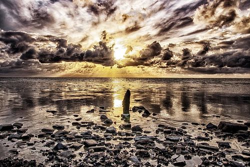 Prachtige zonsondergang boven de waddenzee bij Sexbierum