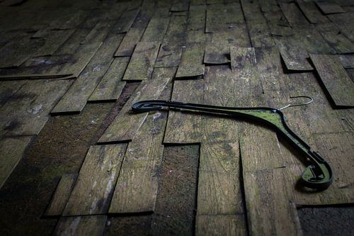 Kledinghaak op de vloer