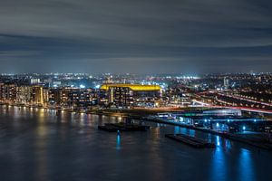 Das wunderschön beleuchtete Feijenoord-Stadion De Kuip in Rotterdam