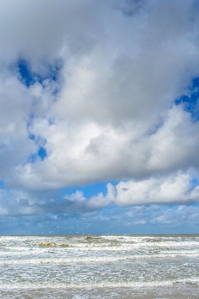 Wind und Wolken über stürmischer Nordsee von Fotografiecor .nl