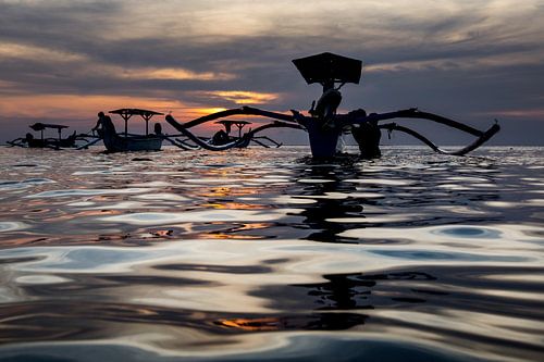  Traditionele Balinese bootjes (Jukung) bij zonsondergang