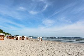 Chaises de plage blanches avec vue sur Sassnitz, Prora, Rügen