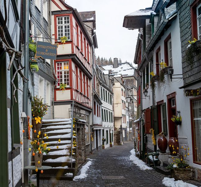 Straße in Monschau Deutschland von Peter Haastrecht, van