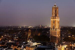 De Dom van Utrecht bij het vallen van de avond gezien vanaf de Neude flat.. van André Blom Fotografie Utrecht