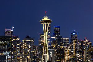 Eindrucksvolle Skyline von Seattle zur blauen Stunde