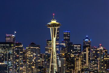 Indrukwekkende skyline van Seattle in het blauwe uur van Melanie Viola