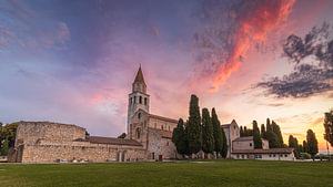 Die Basilika von Aquileia unter einem strahlenden Morgenhimmel