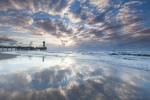 Zonsondergang bij de Pier in Scheveningen van Ron Buist