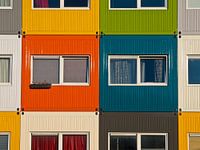 Abstracte afbeelding van gekleurde zeecontainers die worden gebruikt als studentenkamers