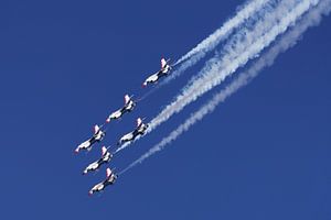 Formation des six F-16 des USAF Thunderbirds.