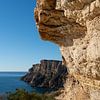 Hoch aufragende Klippen an der Mittelmeerküste von Adriana Mueller