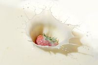 Une fraise dans le lait