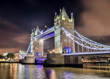Tower Bridge in Londen bij nacht met sterren van MPfoto71