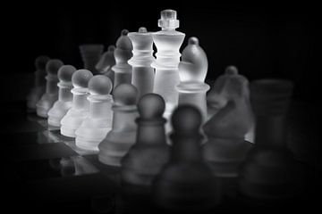 Witte glazen schaakstukken op speelbord van Andreea Eva Herczegh
