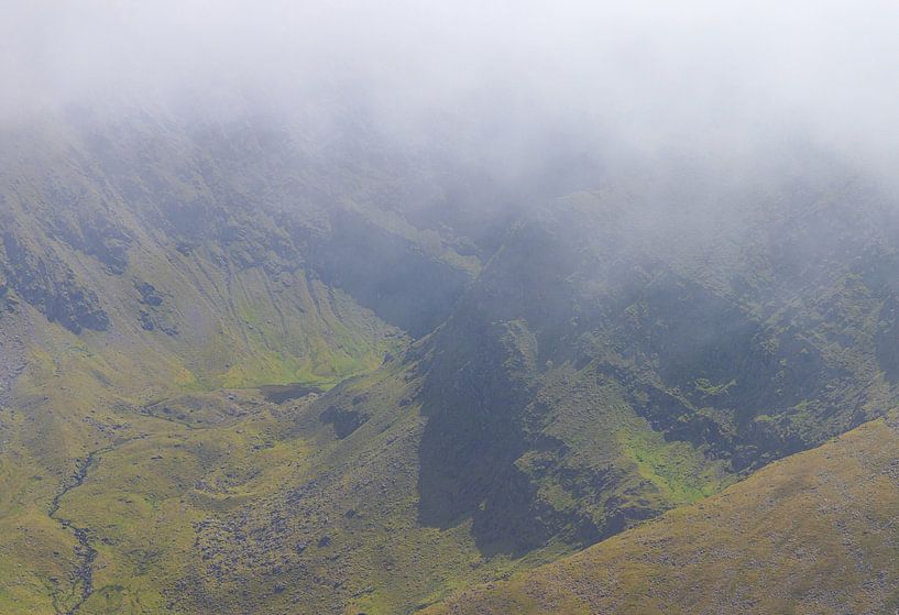 Blick von Carrauntoohil auf Carrantuohill (Irisch-Gälisch: Corrán Tuathail) Irland von Marcel Kerdijk