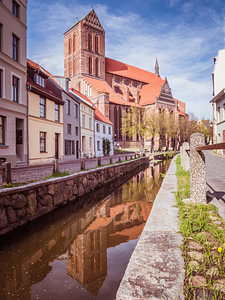 Mühlengrube mit Nikolaikirche in der Altstadt von Wismar