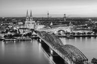 Uitzicht over Keulen in de avond zwart op wit van Michael Valjak thumbnail